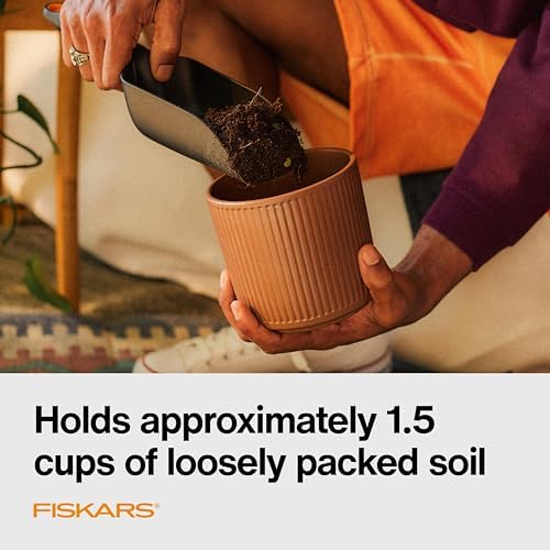 Fiskars Soil Scoop for Potting & Transplanting, 1.5 Cup Capacity - Image 4