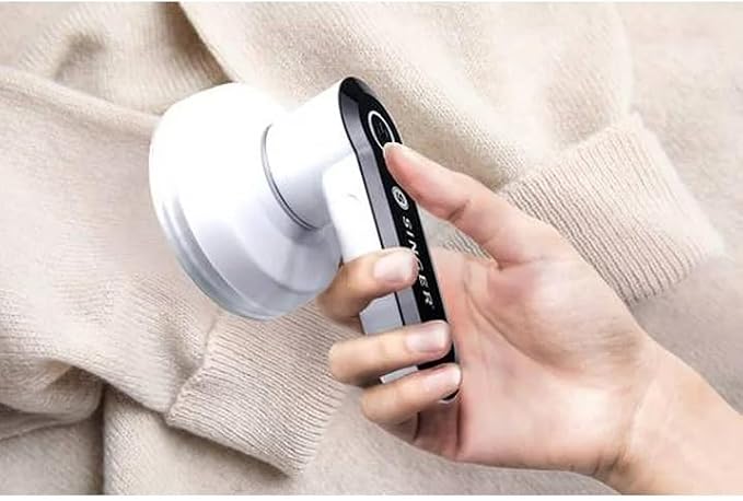 SINGER® Compact & Portable Fabric Shaver and Lint Remover | Battery operated - Image 11