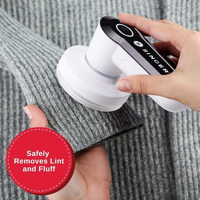 SINGER® Compact & Portable Fabric Shaver and Lint Remover | Battery operated - Image 2