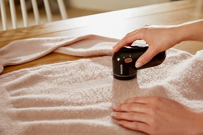 Philips Fabric Shaver and Lint Remover, 8800 RPM, Safe on Clothes | Removes - Image 3