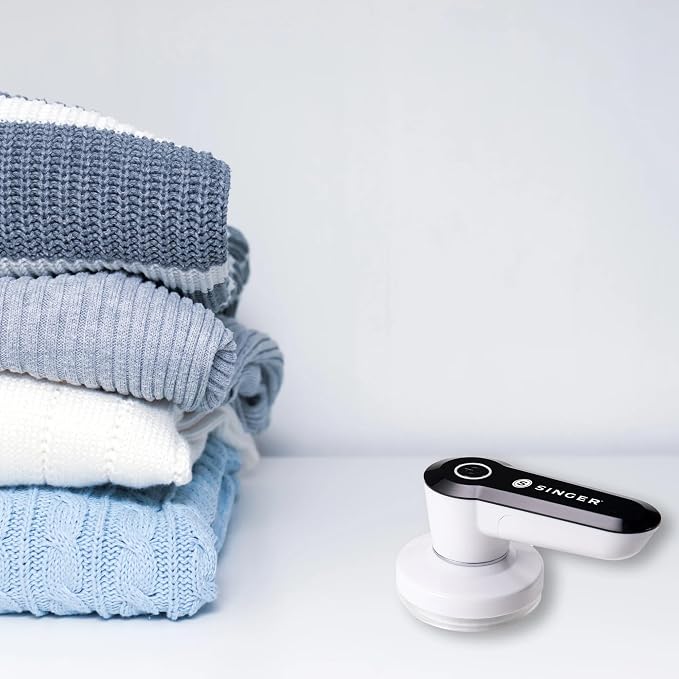 SINGER® Compact & Portable Fabric Shaver and Lint Remover | Battery operated - Image 9