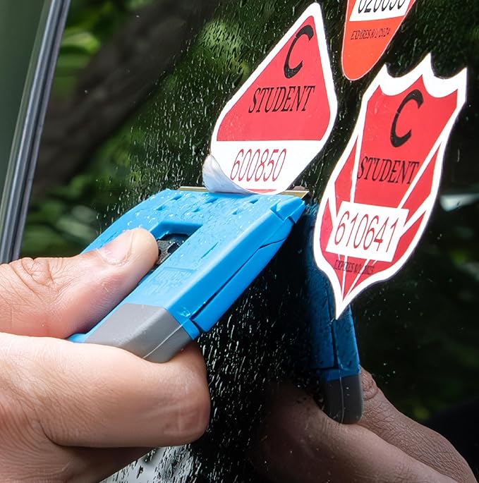 Unger Professional Compact 4” Window and Glass Scraper, Reversible Razor Blade - Image 3